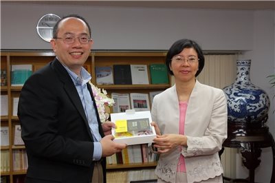 2011年5月4日美國華盛頓大學東亞圖書館中文部孟振華主任來館參訪