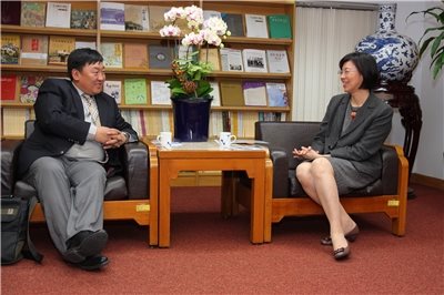 2012.03.23 蒙古國家圖書館館長來館參訪