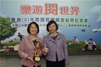 Congratulations!Director Yu Hsiao-ming of the National Central Library received the 2012  Ministry of Education Outstanding Librarian Award