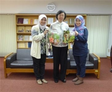 National Library of Malaysia librarians visit the NCL for a two-week learning exchange