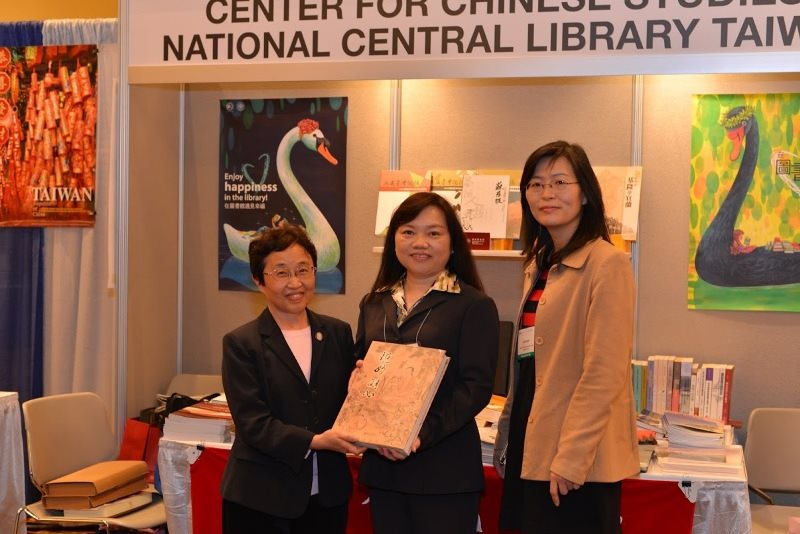 國家圖書館漢學研究中心出席2013美國亞洲學會(AAS)年會並贈書德州大學奧斯汀分校圖書館以加強漢學資訊交流