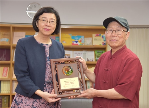 法國漢學家陳慶浩教授再度捐贈所藏潮州歌冊予國家圖書館