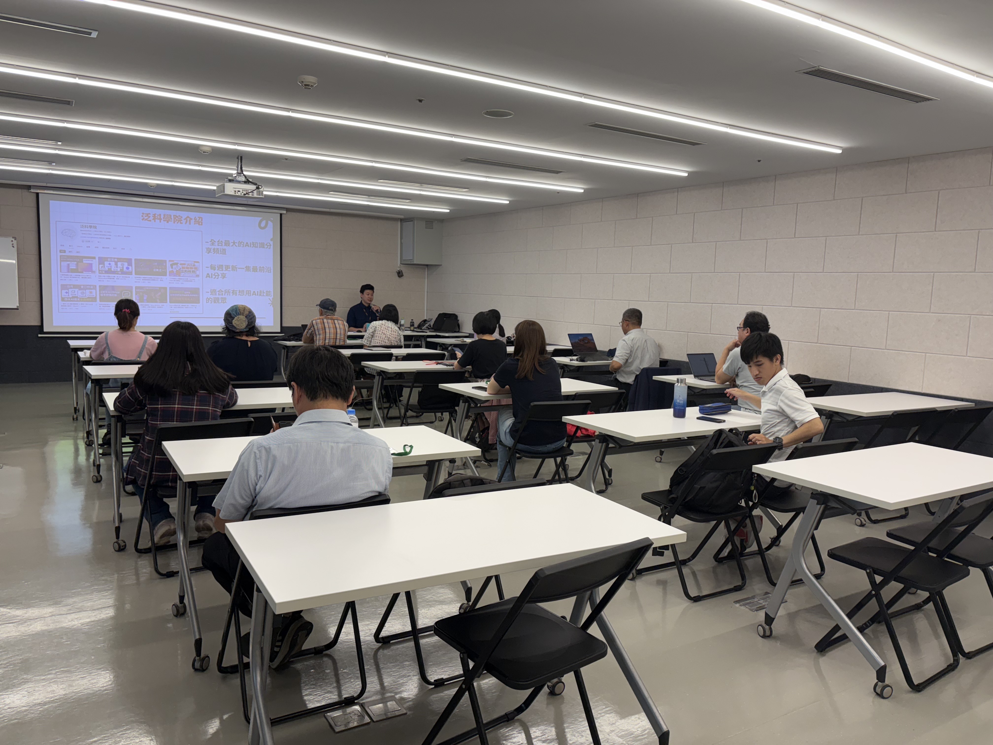 114年圖書資訊素養「AI時代 創業賦能」課程及「協助政策規劃之利器：從認識問題到解決問題」課程臺南場圓滿落幕