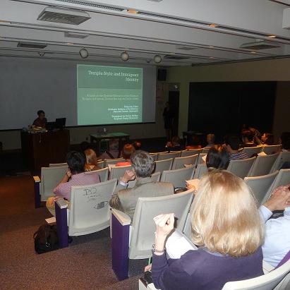 陳芳妹教授與德大師生針對演講主題討論互動