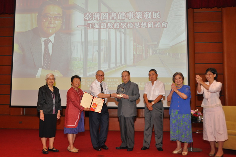 王振鵠教授獲頒美國華人圖書館員協會2014年傑出圖書館領導者獎，由李華偉博士 (左3)代表頒發。