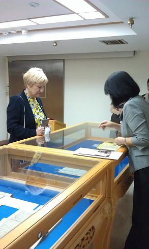 Dr. Ingrid Parent參觀國家圖書館善本書室，特藏組俞小明主任（右）介紹重要古籍