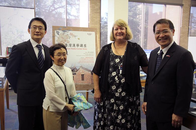 右2德大圖書館副館長Robin Fradenburgh、左2東亞圖書館主任蘇孟芬、右1廖東周處長、左1國家圖書館編輯林能山