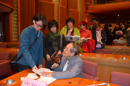 陳芳明教授為熱情聽眾簽書