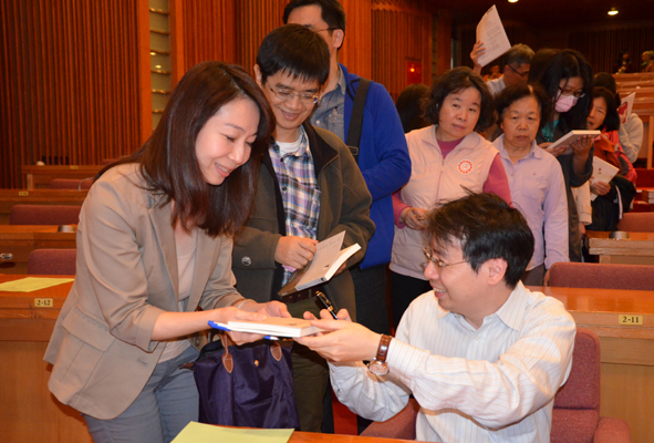 徐國能教授為現場聽眾簽書合影