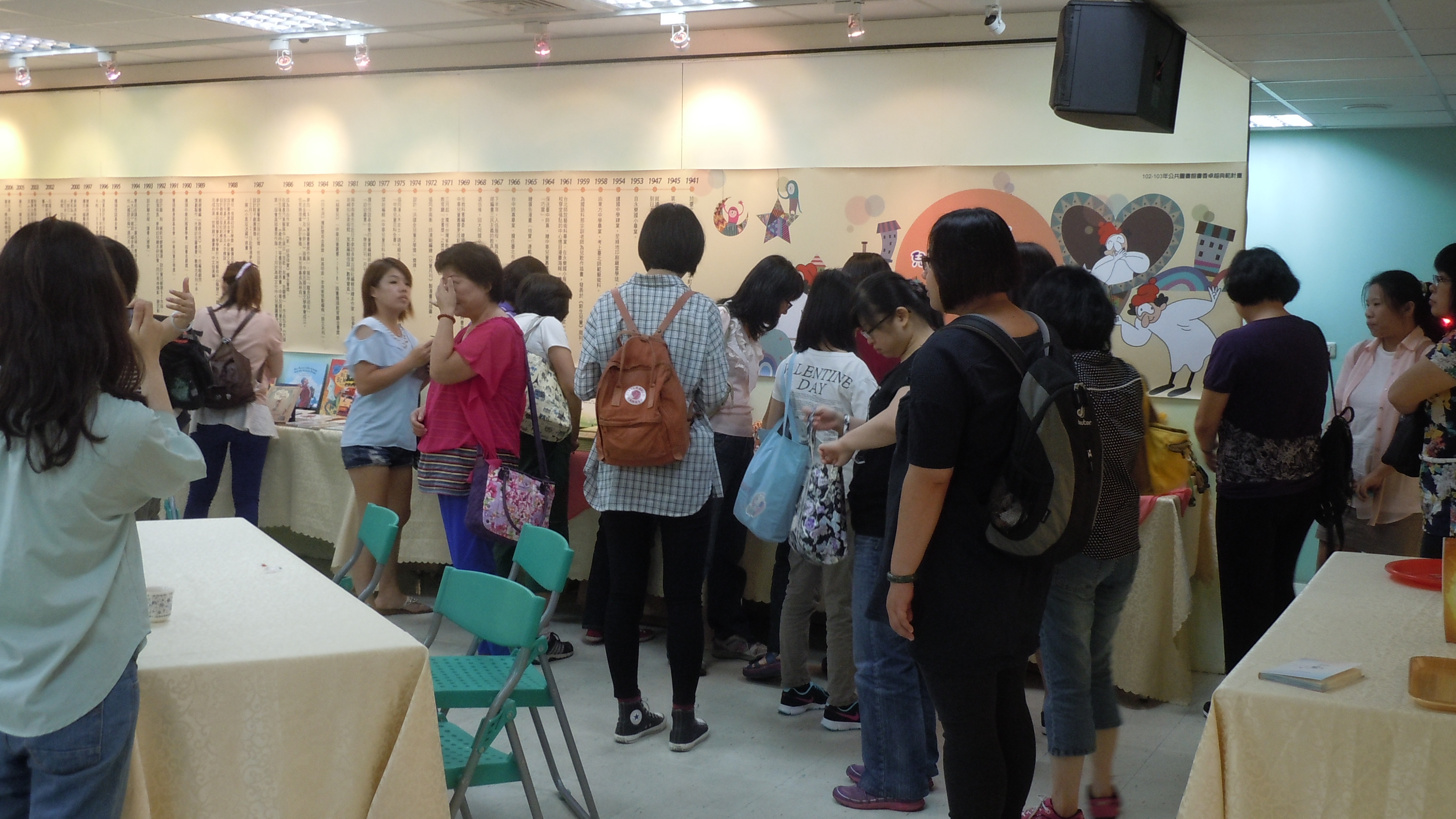 20140829圖5 學員參觀曹俊彥老師作品展