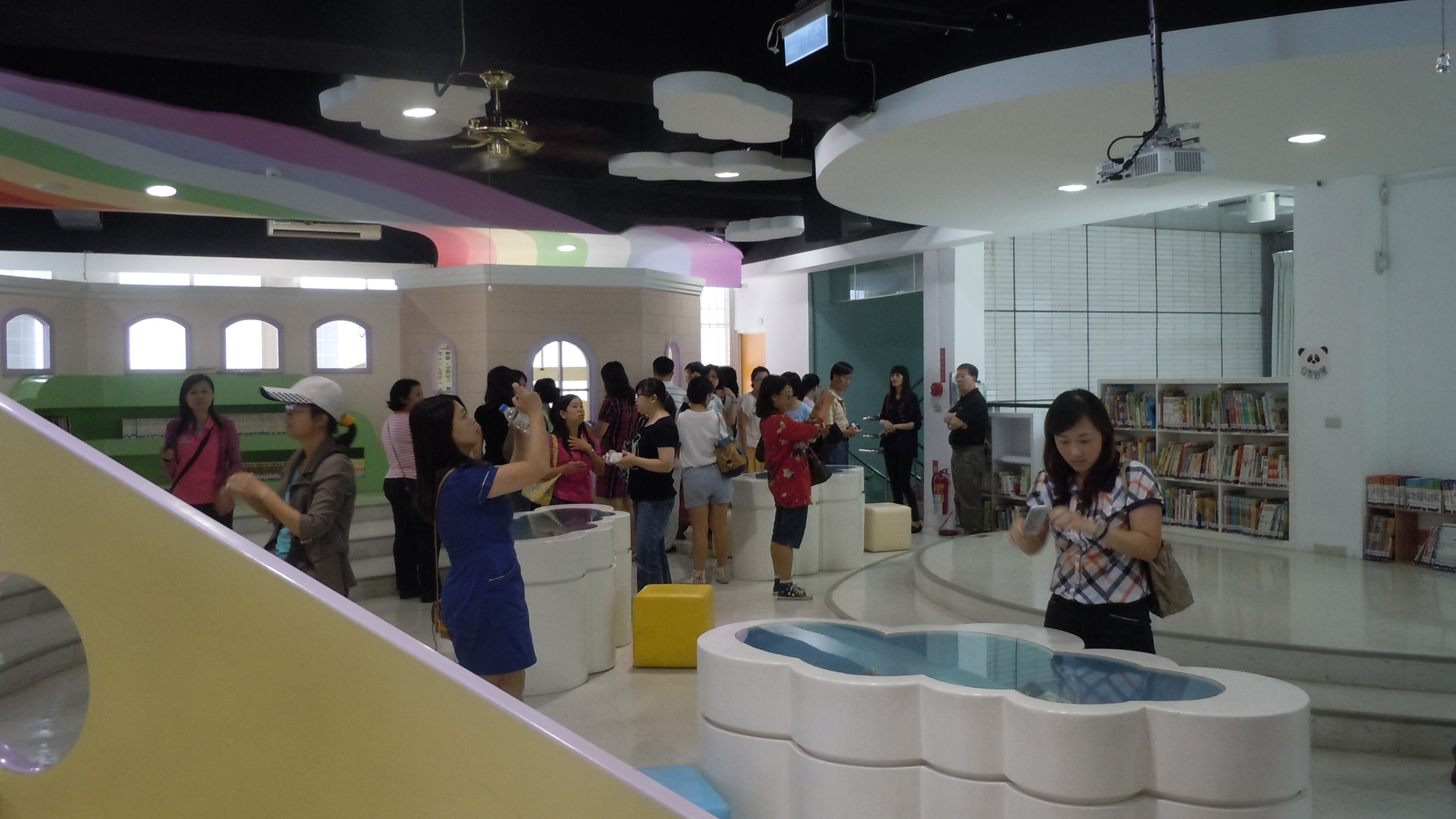 20140829圖6 學員專注參觀翻轉後的館舍及攝影存參