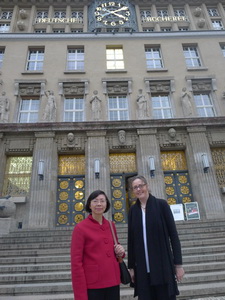 曾淑賢館長參訪德國萊比錫國家圖書館(Deutsche Nationalbibliothek)，與該館圖書及寫作博物館(German Museum of Books and Writing)館長 Stephanie Jacobs博士合影