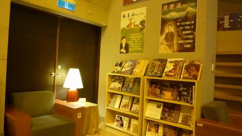 臺灣藝壇--回首--書櫃--有檯燈--陳澄波、林玉山