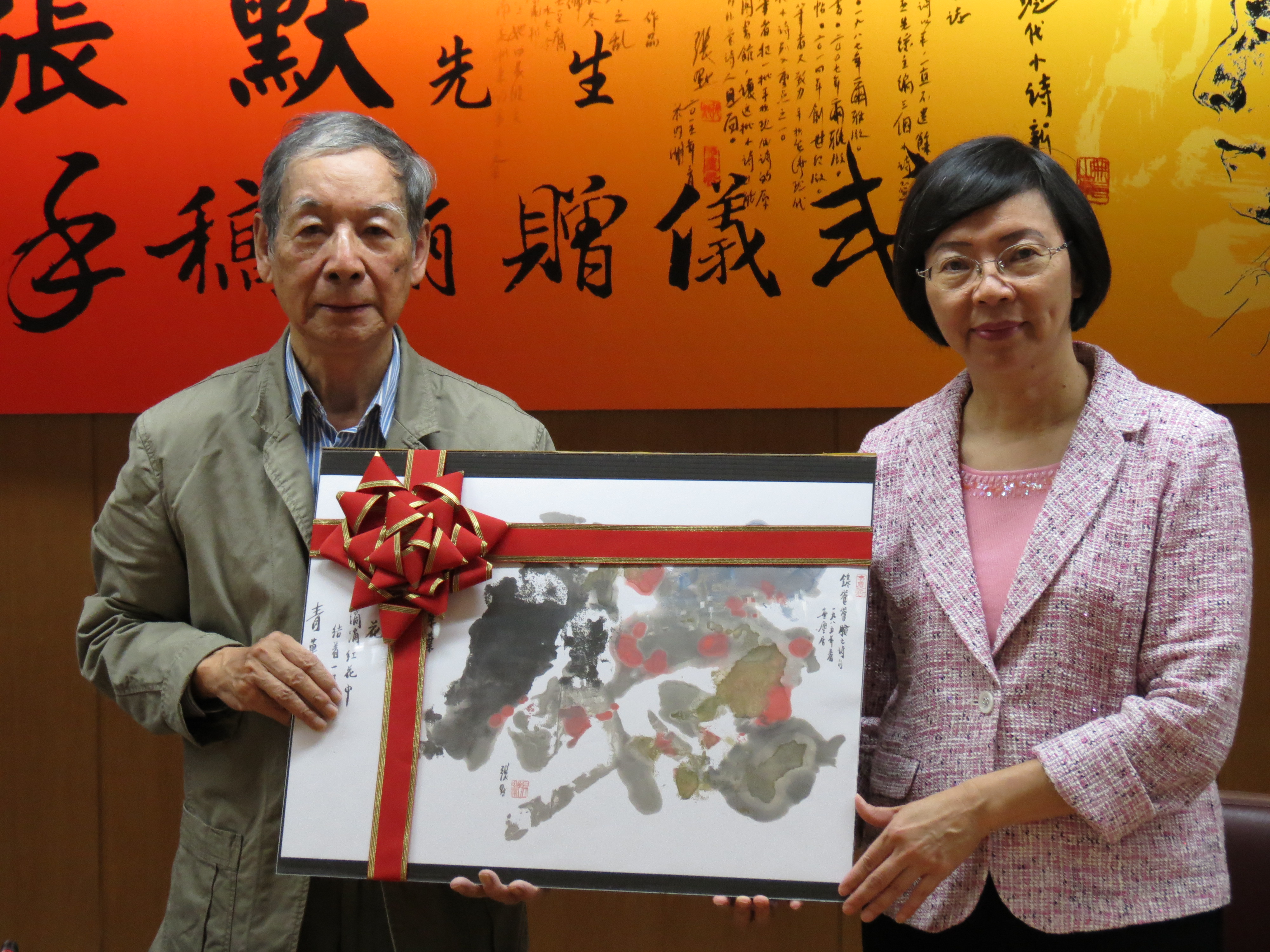 張默贈抽象水墨給國家圖書館，由曾館長代表接受