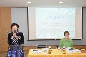 楊美華教授與美國國會圖書館政策與標準部主任Dr. Barbara B. Tillett合照