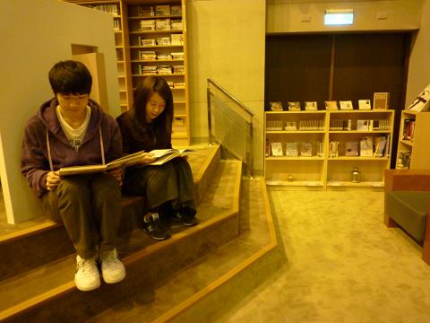 閱讀詩之美視聽資料展--正在閱讀的讀者之一