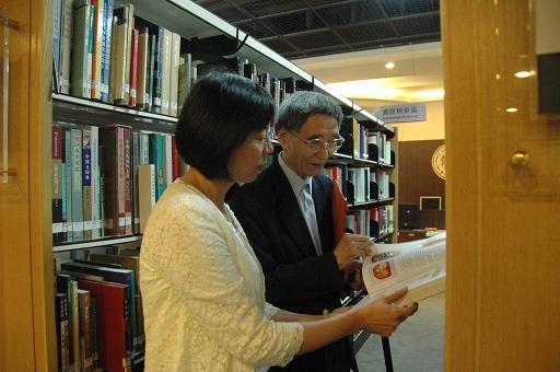 海報展－曾淑賢館長向漢寶德資政介紹本館館藏