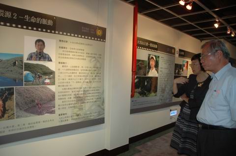 生態電影節－開幕－曾淑賢館長與李桃生局長一同觀賞展覽