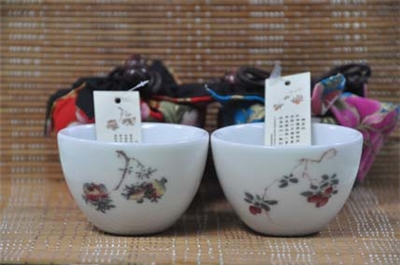 Teacup with pictures of fruits from the Ten Bamboo Studio Collection of Calligraphy and Painting (two in a set)
